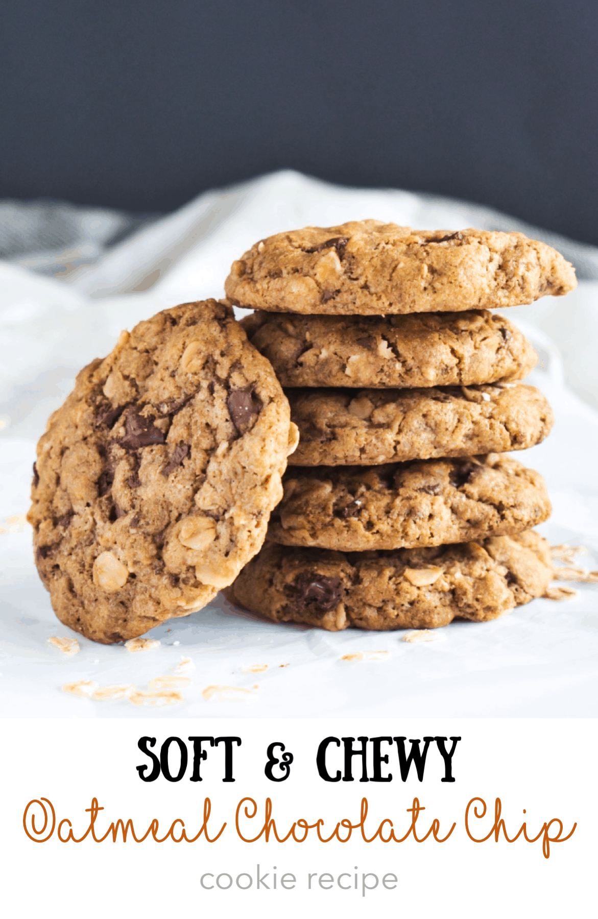 Soft and chewy oatmeal chocolate chip cookies - a quick and delicious classic. The recipe for these cookies is THE EASIEST one there is and you\'ll for sure want to add it to your collection.⎪www.anasbakingchronicles.com