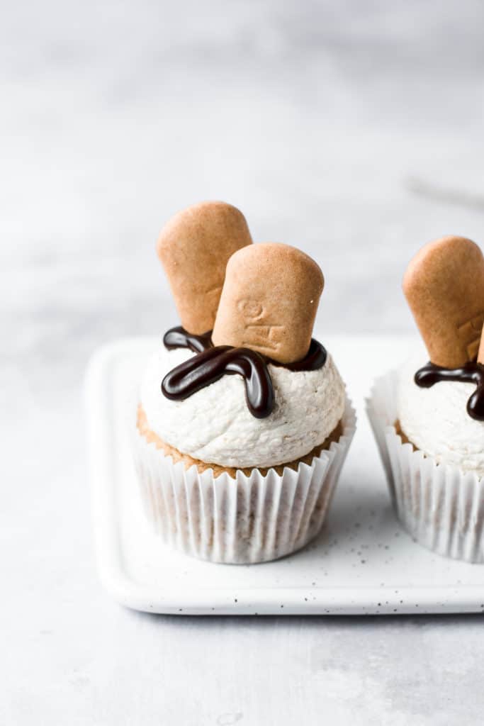 Soft banana cupcakes, filled with chocolate ganache and topped with cookie crumb buttercream! ⎪www.anasbakingchronicles.com

#bananacupcakes #cookiebuttercream #cupcakes