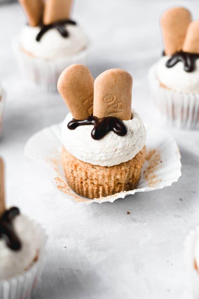 Soft banana cupcakes, filled with chocolate ganache and topped with cookie crumb buttercream! ⎪www.anasbakingchronicles.com