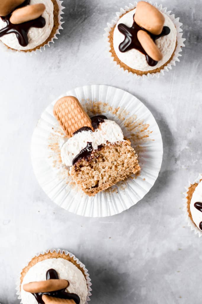 Soft banana cupcakes, filled with chocolate ganache and topped with cookie crumb buttercream! ⎪www.anasbakingchronicles.com