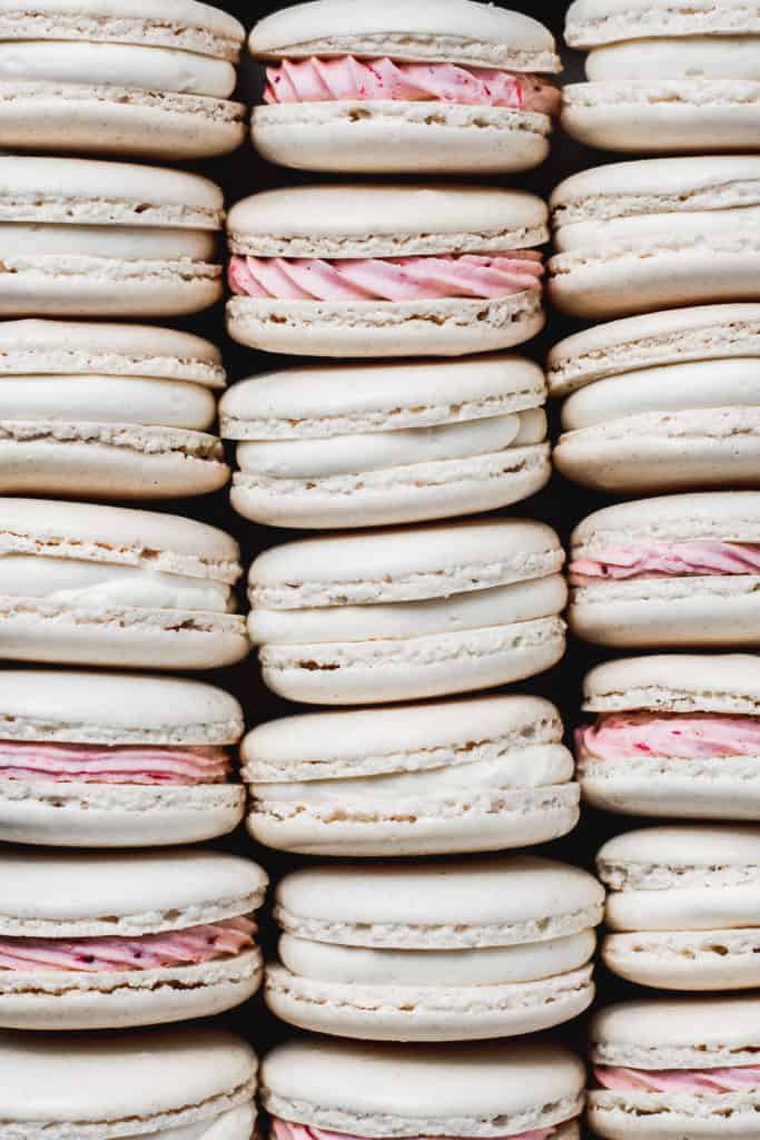 Delicious strawberry lemonade macarons, made with silky buttercream, homemade lemon curd and strawberry jam.⎪www.anasbakingchronicles.com