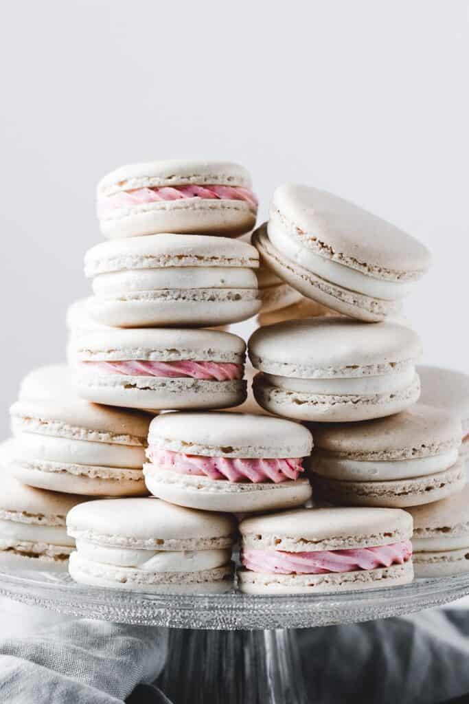 Delicious strawberry lemonade macarons, made with silky buttercream, homemade lemon curd and strawberry jam.⎪www.anasbakingchronicles.com