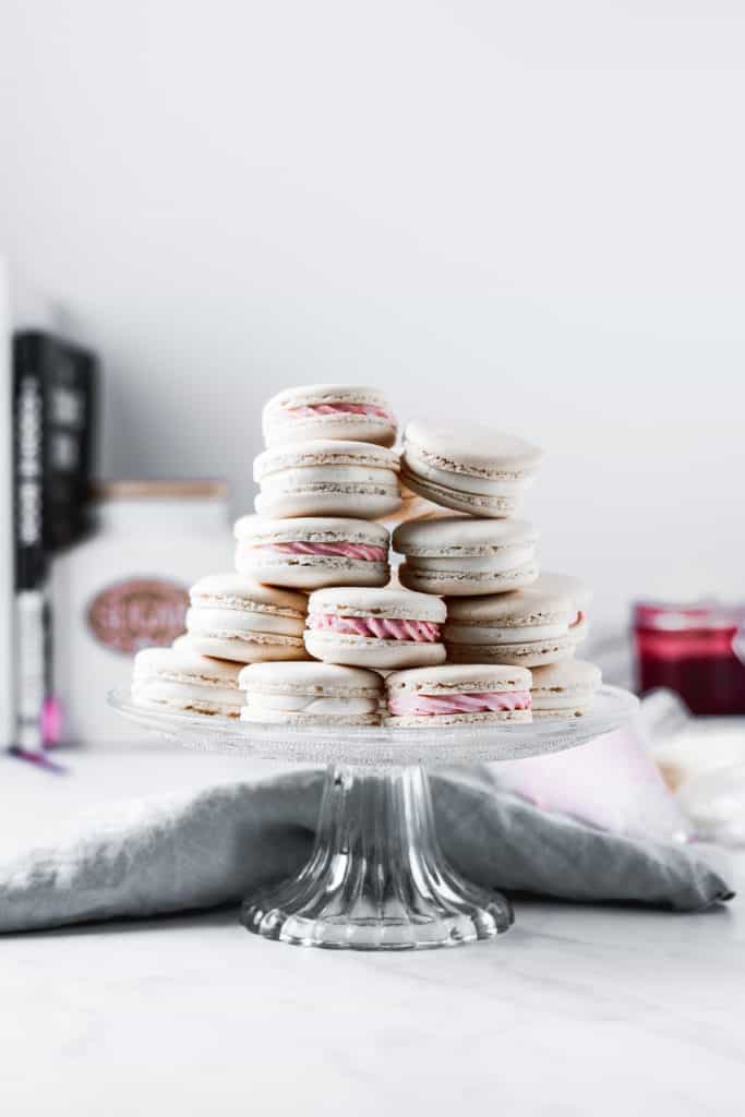 Delicious strawberry lemonade macarons, made with silky buttercream, homemade lemon curd and strawberry jam.⎪www.anasbakingchronicles.com