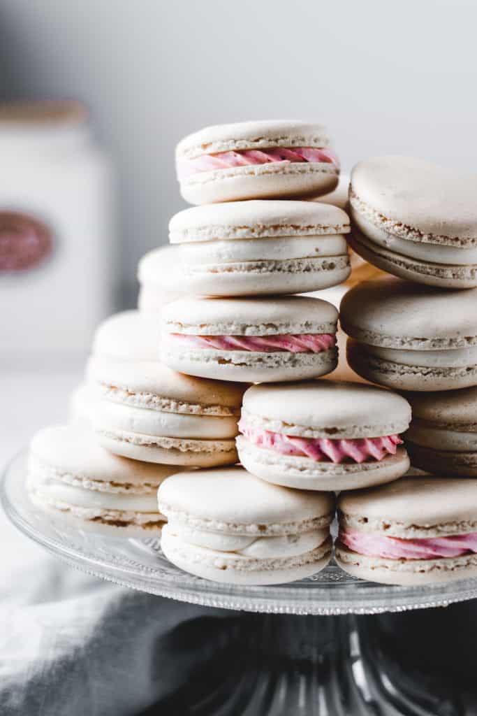 Delicious strawberry lemonade macarons, made with silky buttercream, homemade lemon curd and strawberry jam.⎪www.anasbakingchronicles.com