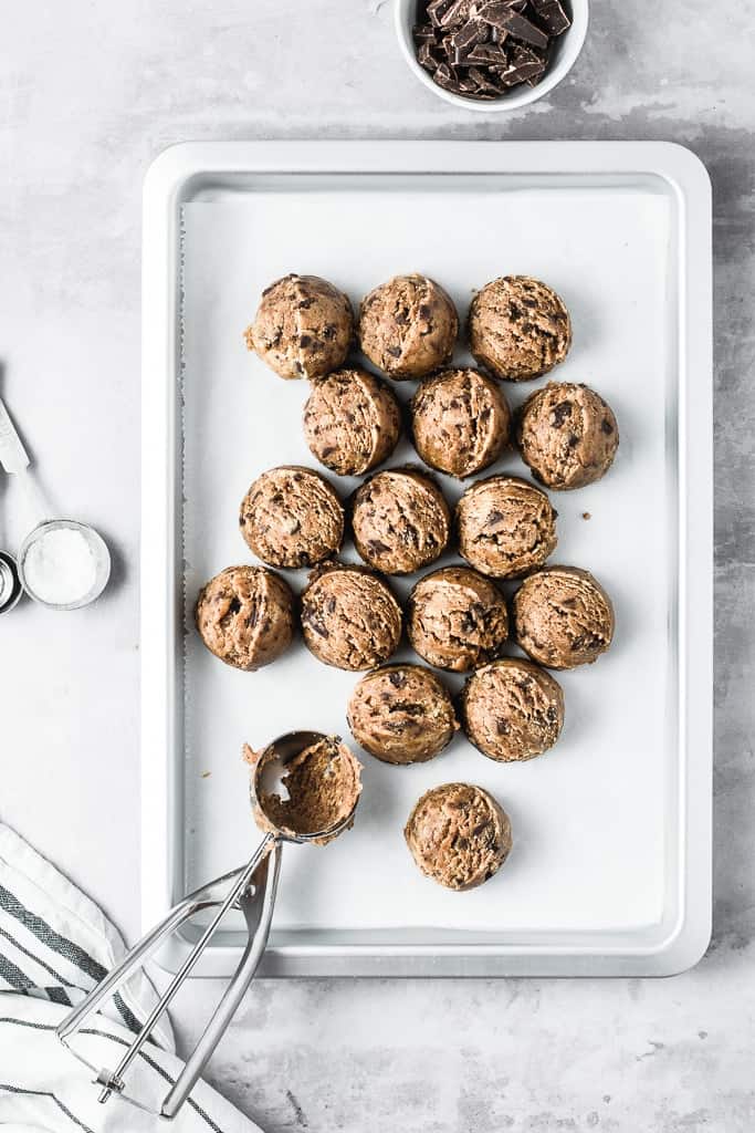 The BEST Chocolate Chip cookies made with a secret ingredient - BROWN BUTTER. Soft and chewy on the inside, but crispy on the outside - delish! ⎪www.anasbakingchronicles.com

#cookies
#chocolatechipcookies
#chocolate