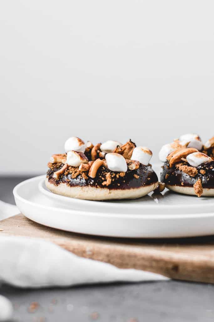 These Rocky Road Baked Donuts are the perfect combination of sweet and salty. They are ready in a less than an hour and will become one of your favourite treats this fall! ⎪www.anasbakingchronicles.com

#bakeddonuts
#donuts
#doughnuts
#chocolate