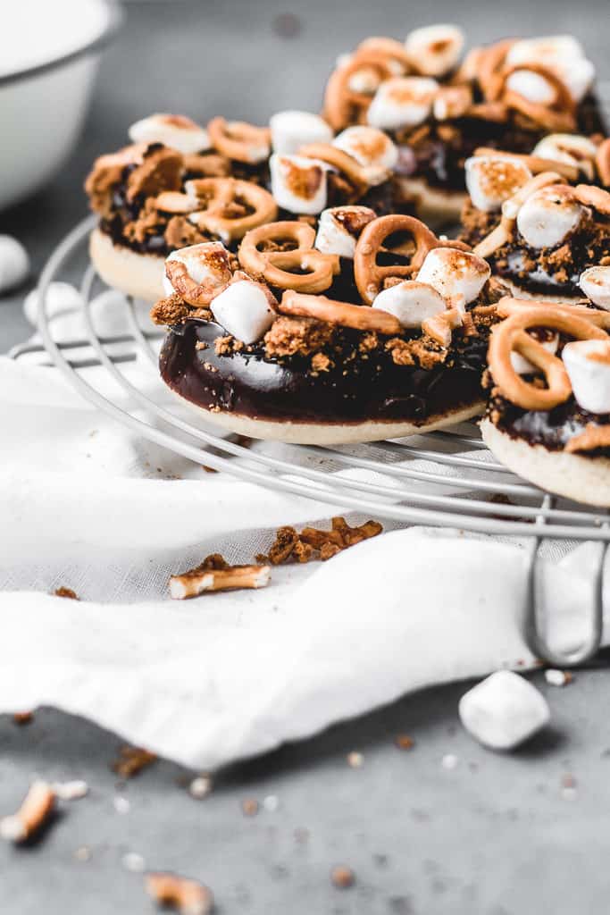 These Rocky Road Baked Donuts are the perfect combination of sweet and salty. They are ready in a less than an hour and will become one of your favourite treats this fall! ⎪www.anasbakingchronicles.com

#bakeddonuts
#donuts
#doughnuts
#chocolate