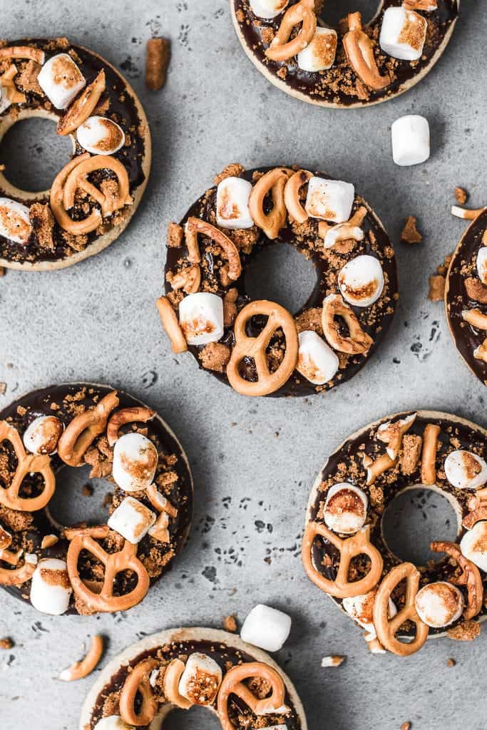 These Rocky Road Baked Donuts are the perfect combination of sweet and salty. They are ready in a less than an hour and will become one of your favourite treats this fall! ⎪www.anasbakingchronicles.com

#bakeddonuts
#donuts
#doughnuts
#chocolate