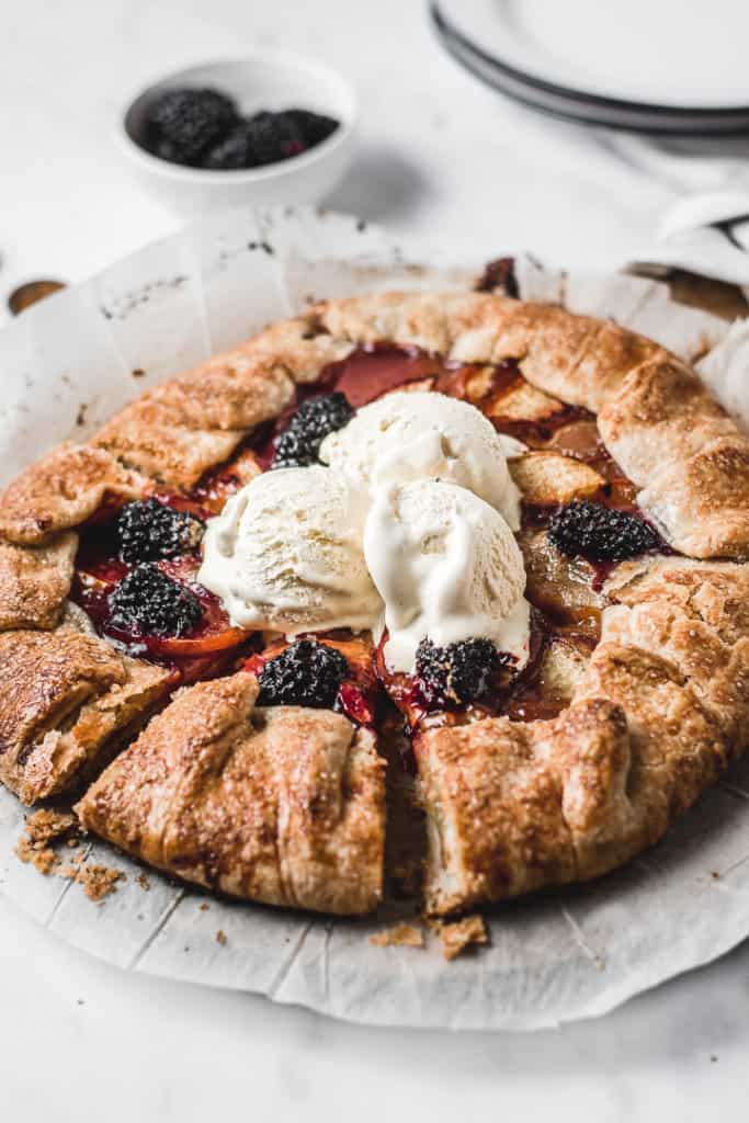 Quick and easy galette with fresh nectarines and blackberries, spiced with cardamom and cinnamon. Delicious! | www.anasbakingchronicles.com
