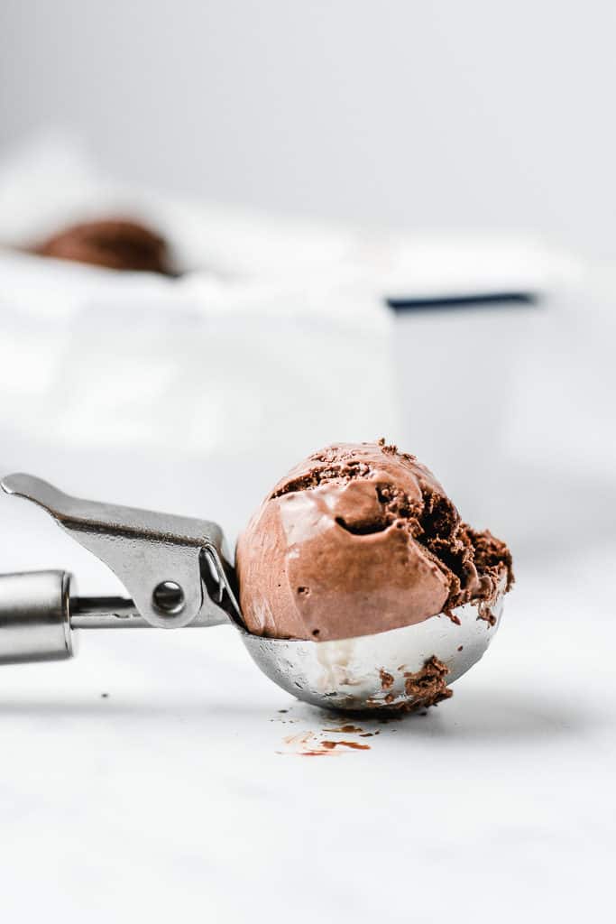 Quick and easy recipe for homemade chocolate ice cream. Perfect for your sugar cravings during summer!⎪www.anasbakingchronicles.com
