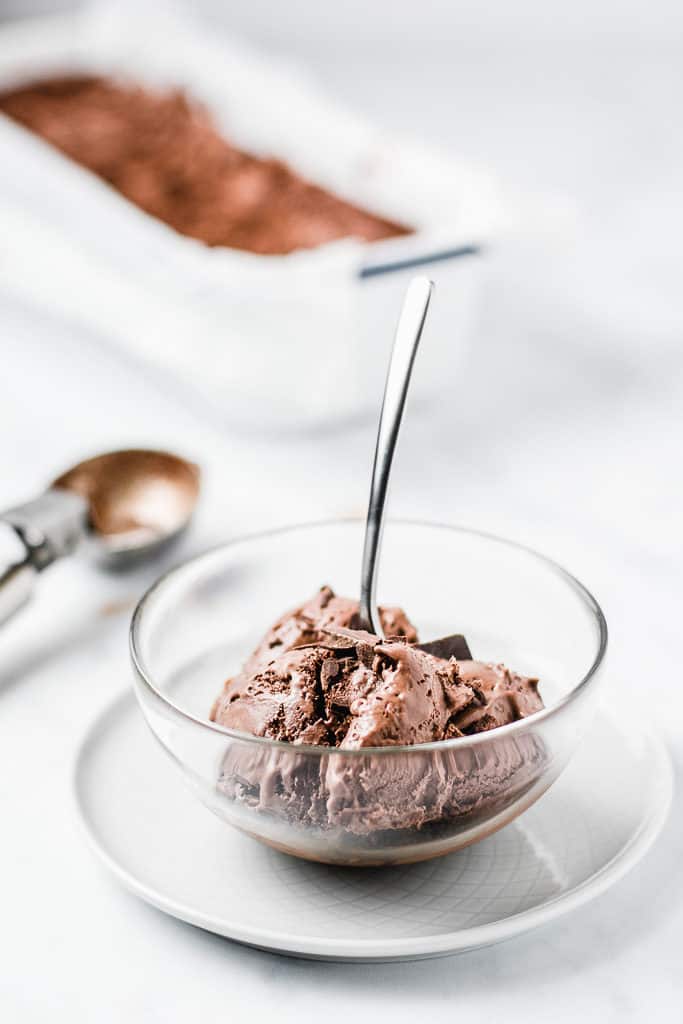 Quick and easy recipe for homemade chocolate ice cream. Perfect for your sugar cravings during summer!⎪www.anasbakingchronicles.com
