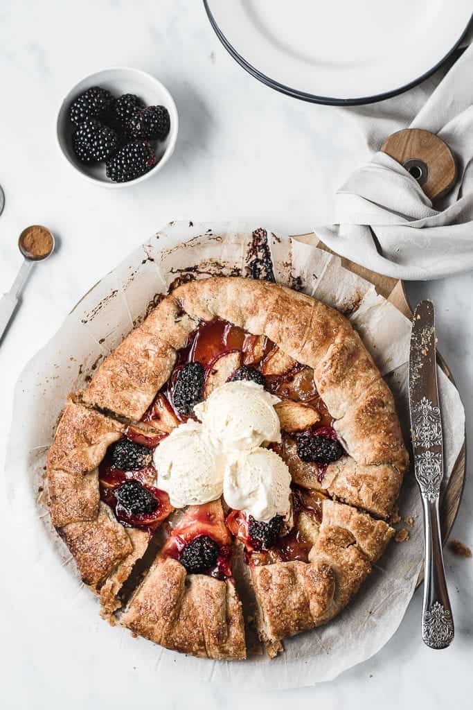 Quick and easy galette with fresh nectarines and blackberries, spiced with cardamom and cinnamon. Delicious! | www.anasbakingchronicles.com