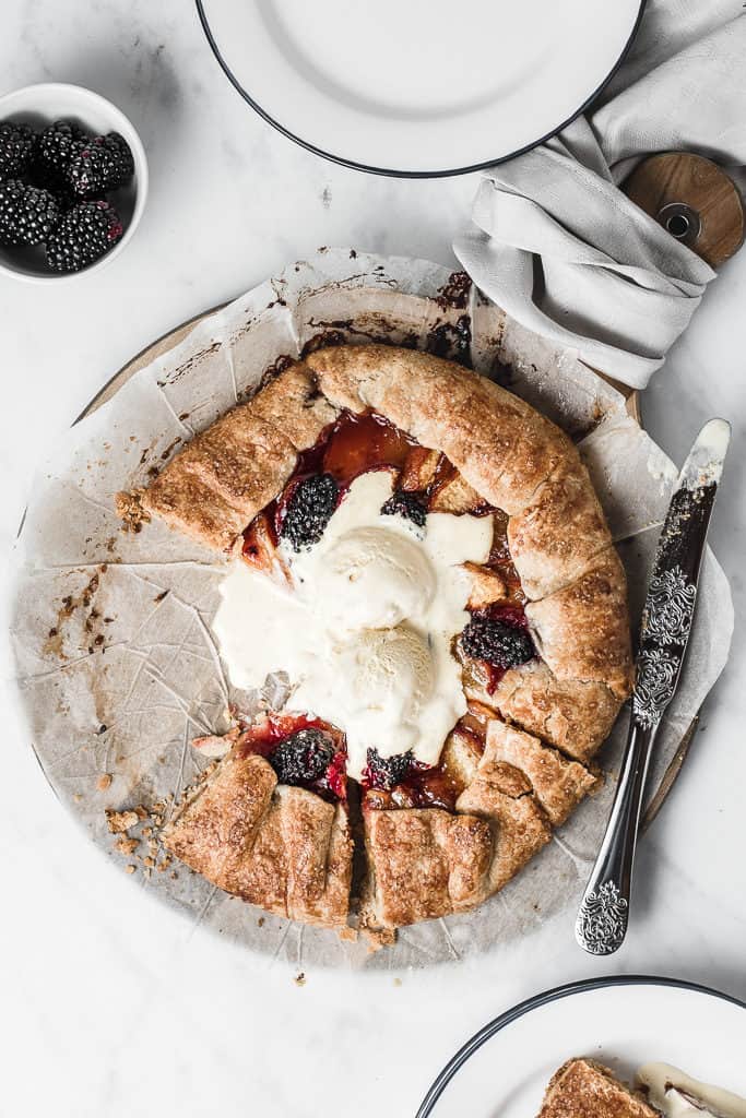 Quick and easy galette with fresh nectarines and blackberries, spiced with cardamom and cinnamon. Delicious! | www.anasbakingchronicles.com
