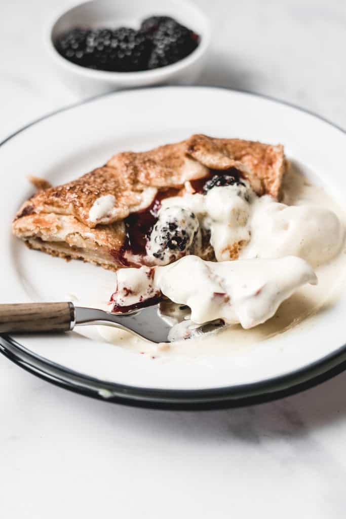 Quick and easy galette with fresh nectarines and blackberries, spiced with cardamom and cinnamon. Delicious! | www.anasbakingchronicles.com
