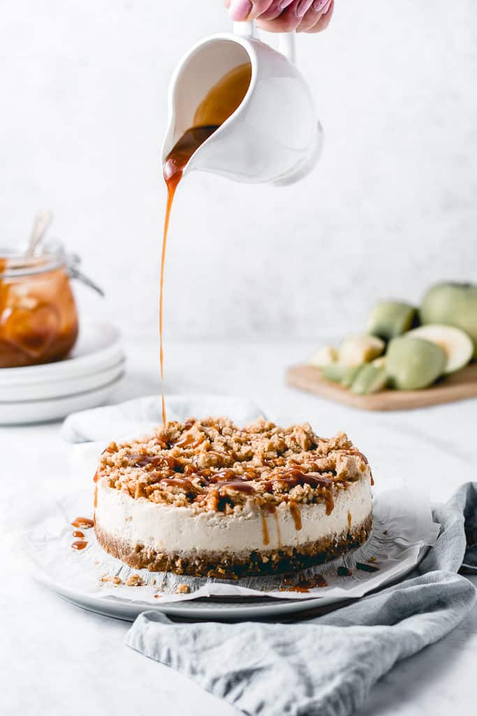 Insanely good and incredibly easy to make, this Apple Crumble Cheesecake with Salted Caramel sauce will become your favourite fall dessert!⎪www.anasbakingchronicles.com