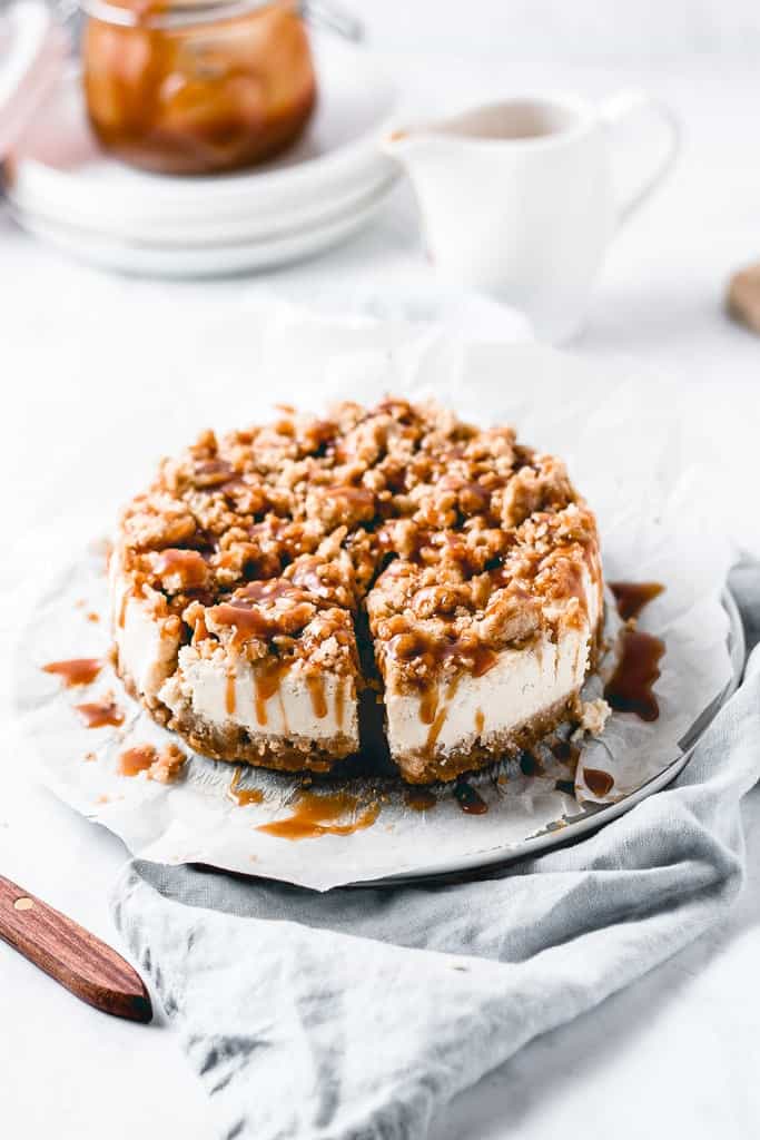 Insanely good and incredibly easy to make, this Apple Crumble Cheesecake with Salted Caramel sauce will become your favourite fall dessert!⎪www.anasbakingchronicles.com