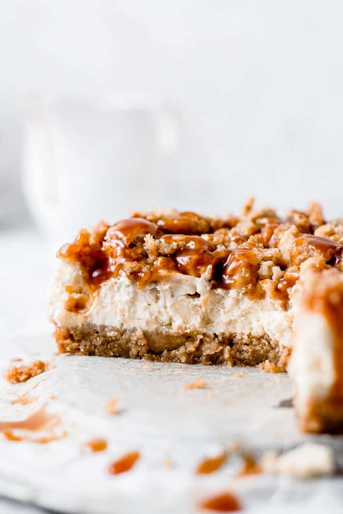 Insanely good and incredibly easy to make, this Apple Crumble Cheesecake with Salted Caramel sauce will become your favourite fall dessert!⎪www.anasbakingchronicles.com