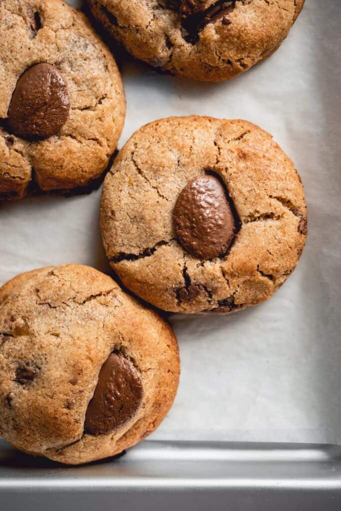 Perfectly soft and gooey inside, with lovely crispy exterior. These Milk Chocolate Orange Cookies are full of flavour, easy to make and you'll love them!⎪www.anasbakingchronicles.com